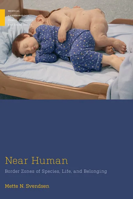 《近乎为人》(Near Human: Border Zones of Species, Life, and Belonging)封面,作者马特·斯文森(Mette N. Svendsen)。上半部分照片中,一个穿蓝色星星图案睡衣的婴儿侧卧在木婴儿床上,身后一只粉色、体态似人的动物(似幼猪)搂着婴儿的手臂;下半部分为深蓝色底配书名文字。