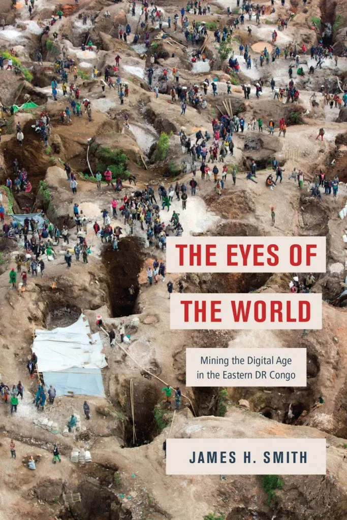 《世界之眼》(The Eyes of the World: Mining the Digital Age in the Eastern DR Congo)封面,作者詹姆斯·史密斯(James H. Smith)。俯瞰照片,大片裸露的矿区土地上布满坑洞,众多矿工分散在其间劳作。