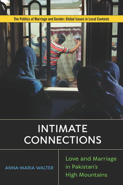 《亲密联系》(Intimate Connections: Love and Marriage in Pakistan's High Mountains)封面,作者安娜-玛丽亚·沃尔特(Anna-Maria Walter)。照片中几位戴头巾的女性从窗内向外张望,窗外一名男子正跳舞,身后有人围观。