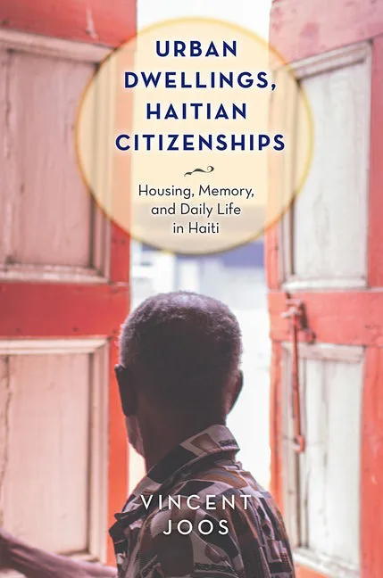 《城市住宅与公民身份》(Urban Dwellings, Haitian Citizenships: Housing, Memory, and Daily Life in Haiti)封面,作者文森特·胡斯(Vincent Joos)。照片中一名男子背对镜头站在一扇红白斑驳的老旧木门前。