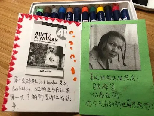左页贴着红色蜡笔描边的《Ain't I a Woman: Black Women and Feminism》封面,配手写“第一次接触bell hooks是在Berkeley,她的这本书让我第一次了解到黑女性的抗争”;右页绿纸上贴着bell hooks黑白照片,手写“喜欢她的这张照片!目光深邃,仿佛在问:你今天有批判性思考吗?”