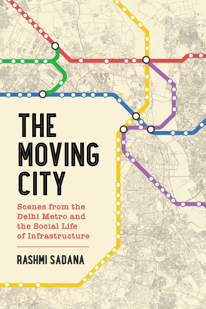 《行驶中的城市》(The Moving City: Scenes from the Delhi Metro and the Social Life of Infrastructure)封面,作者拉什米·萨达娜(Rashmi Sadana)。以城市地图为底纹,叠加彩色的德里地铁线路示意图,红、绿、蓝、黄、紫多条线路交织。