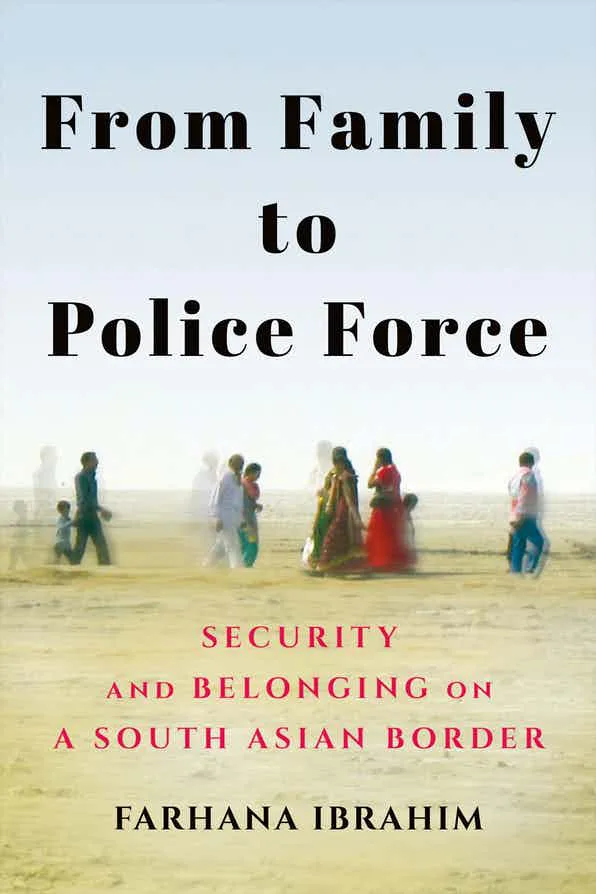 《从家庭到警察》(From Family to Police Force: Security and Belonging on a South Asian Border)封面,作者法哈娜·易卜拉欣(Farhana Ibrahim)。照片经模糊处理,几位穿传统服饰的南亚妇女儿童在开阔沙地上行走,天空苍茫。