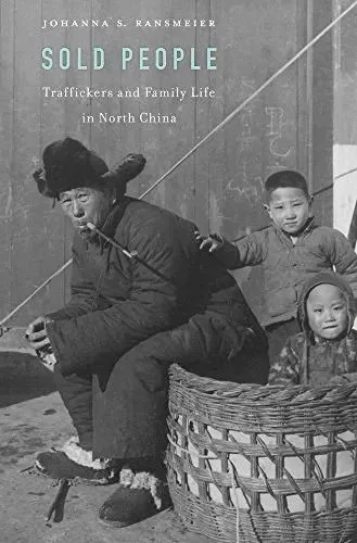 《被贩卖的人口:华北地区的人口贩卖者和家庭生活》封面,黑白老照片:一位叼烟斗的老人身旁站着一个男孩,脚边竹筐里坐着一个小孩,作者任思梅。