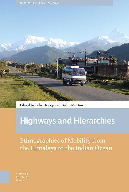 《公路与等级》(Highways and Hierarchies: Ethnographies of Mobility from the Himalaya to the Indian Ocean)封面,编者卢克·海斯洛普(Luke Heslop)与伽林·莫顿(Galen Murton)。上半部分照片为喜马拉雅雪山下的乡村公路,一辆巴士行驶其间,路边挂着经幡。