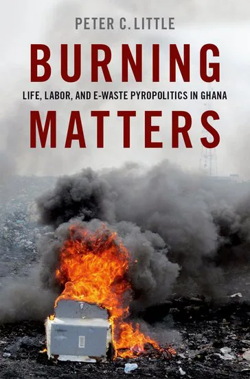 《燃烧之物》(Burning Matters: Life, Labor, and E-Waste Pyropolitics in Ghana)封面,作者皮特·利特(Peter C. Little)。照片中一台废旧电器设备在露天燃烧,浓黑烟雾滚滚升起。