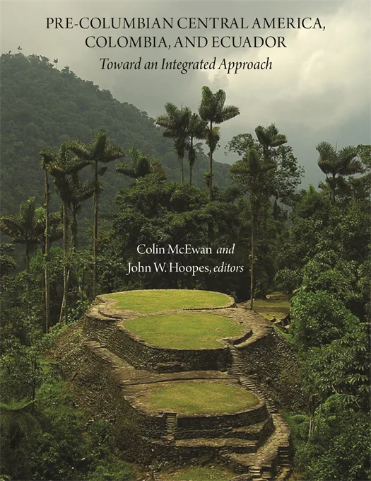 《前哥伦布时代的中美洲、哥伦比亚和厄瓜多尔》(Pre-Columbian Central America, Colombia, and Ecuador: Toward an Integrated Approach)封面,编者科林·麦克伊文(Colin McEwan)与约翰·胡普斯(John W. Hoopes)。照片中丛林环绕的阶梯状石砌考古遗址平台,四周棕榈树与山峦。