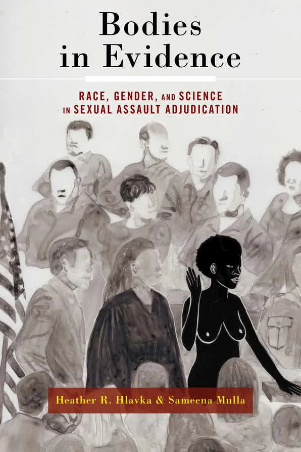《此身为证》(Bodies in Evidence: Race, Gender, and Science in Sexual Assault Adjudication)封面,作者海瑟·赫拉夫卡(Heather R. Hlavka)与萨米娜·穆拉(Sameena Mulla)。水彩风格插画描绘法庭场景,多位灰色调人物围站,前景中央一位全黑剪影的裸体女性举手作证,画面左侧有一面美国国旗。