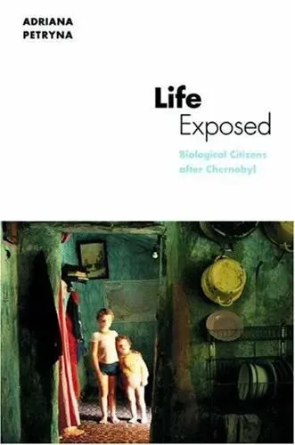 《曝露的生命:后切尔诺贝利的生物公民》封面,下方照片是两名儿童站在堆满锅具杂物的破旧房间里,书名与作者阿德里亚娜·佩特里娜姓名印在白色底色上。