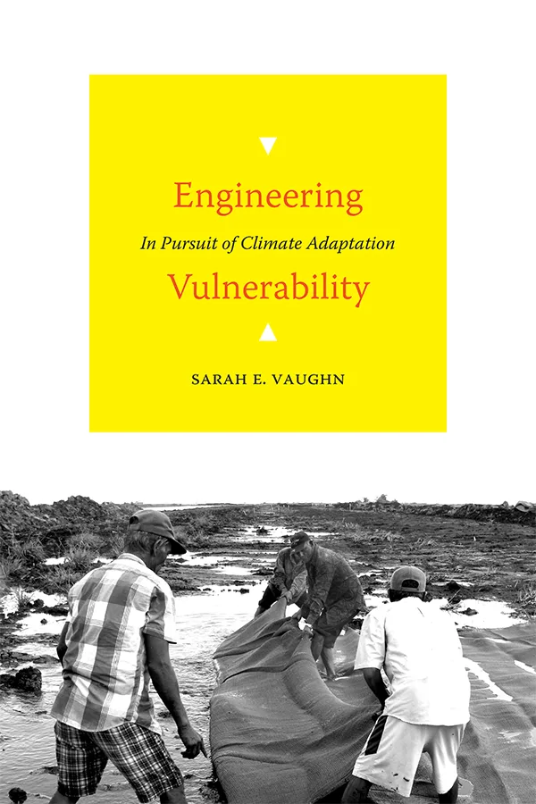 书封《Engineering Vulnerability: In Pursuit of Climate Adaptation》(脆弱性工程),作者萨拉·沃恩,上方黄色书名框,下方黑白照片是几名男子在泥泞水渠边搬运沙袋。