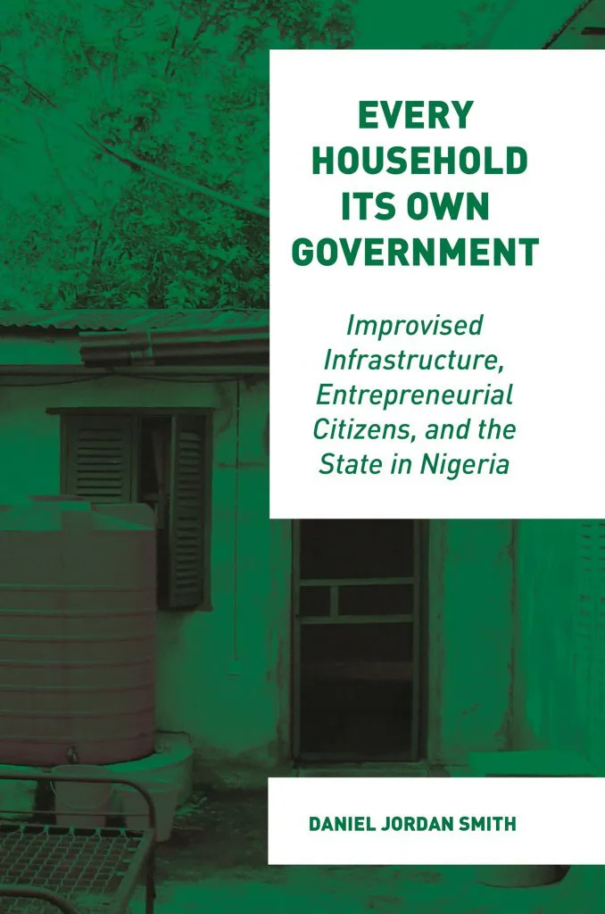 书封《Every Household Its Own Government: Improvised Infrastructure, Entrepreneurial Citizens, and the State in Nigeria》(每家每户是自己的政府),作者丹尼尔·乔丹·史密斯,绿色调照片,一栋住宅外墙边放着储水罐。
