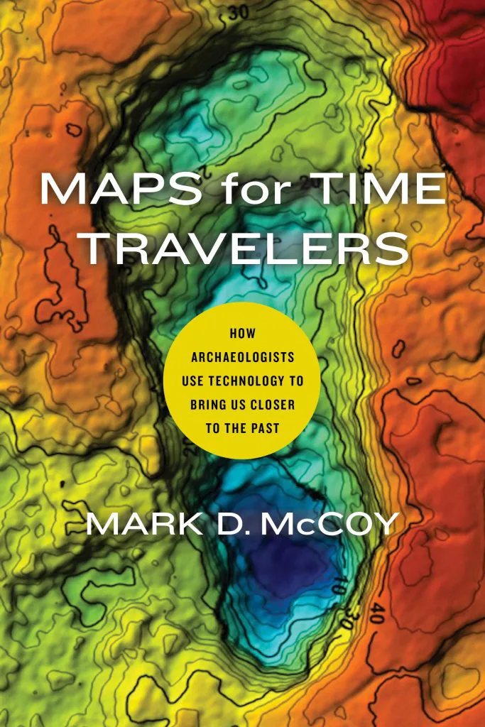 书封《Maps for Time Travelers: How Archaeologists Use Technology to Bring Us Closer to the Past》(时间旅行者的地图),作者马克·麦考伊,封面是彩色等高线地形图,呈现地貌扫描般的效果。