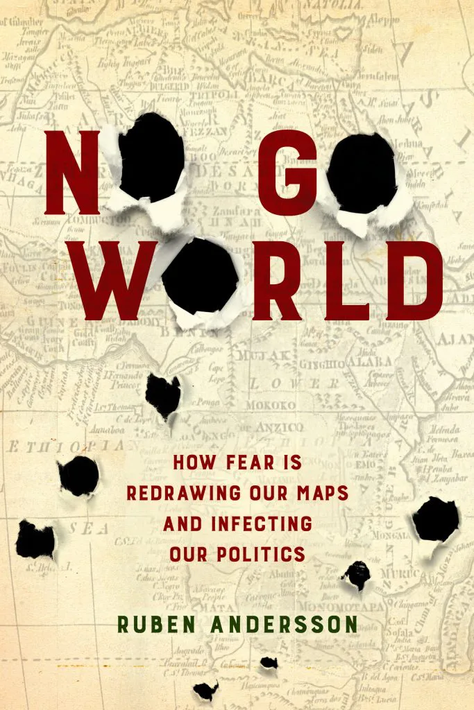 书封《No Go World: How Fear is Redrawing Our Maps and Infecting Our Politics》(无处遁逃的世界),作者鲁本·安德森,背景是一张旧地图,上面布满黑色弹孔状破洞。