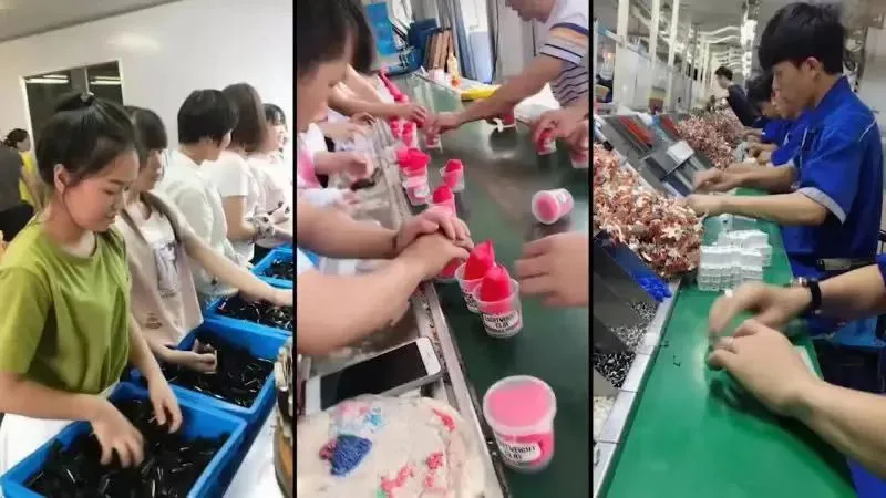 三格画面:左格女工从蓝色箱子里挑拣黑色部件,中格工人在传送带上组装粉色杯状塑料件,右格穿蓝色工作服的男工在传送带上分拣物件。