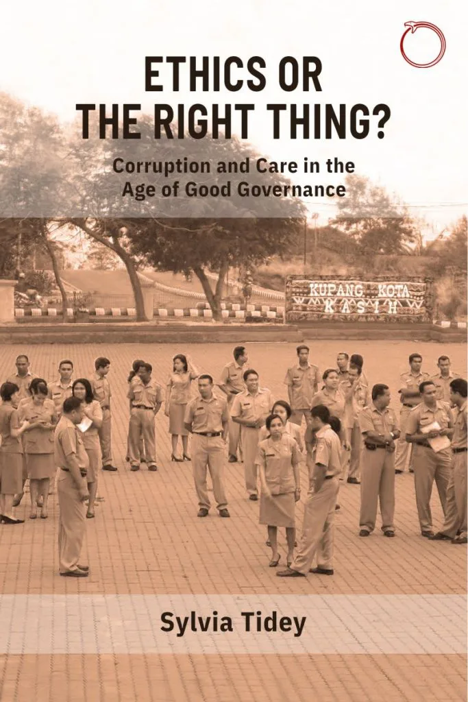 书封《Ethics or the Right Thing? Corruption and Care in the Age of Good Governance》(伦理还是正确之事?),作者西尔维亚·提迪,照片是身着制服的印尼公务员在广场上列队集合。