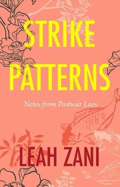 书封《Strike Patterns: Notes from Postwar Laos》(袭击图景),作者利亚·扎尼,粉色底上是花卉与锦鲤的黑色线描图案,书名以黄色大字呈现。