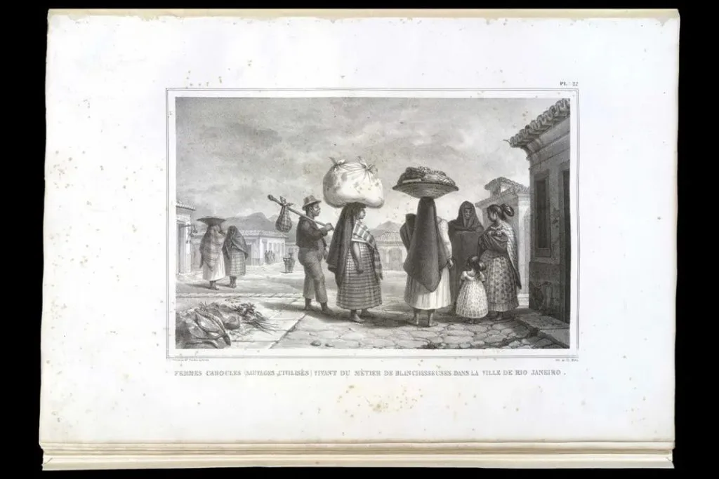 一幅黑白版画,数名妇女头顶包袱行走于街道,一名男子肩扛扁担,旁有儿童跟随,背景为里约街景房屋。