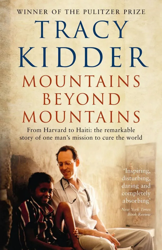 封面为Tracy Kidder所著《Mountains Beyond Mountains》,副标题From Harvard to Haiti,照片中一位挂着听诊器的医生搂着一名微笑的男孩坐在一起。