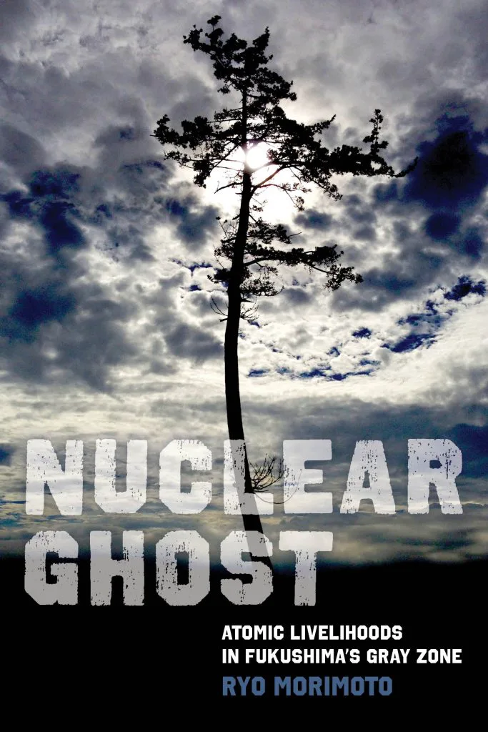 封面书名Nuclear Ghost:Atomic Livelihoods in Fukushima's Gray Zone,作者Ryo Morimoto;一株孤立的松树剪影立于多云天空前,逆光呈现。