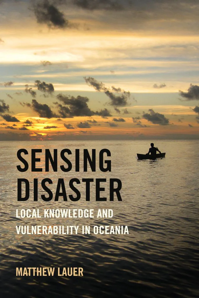 封面书名Sensing Disaster:Local Knowledge and Vulnerability in Oceania,作者Matthew Lauer;黄昏海面上一人乘小舟划桨的剪影,远处天空布满云霞。