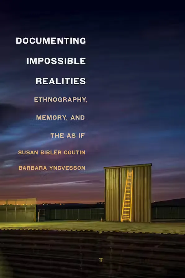 封面书名Documenting Impossible Realities:Ethnography, Memory, and the As If,作者Susan Bibler Coutin、Barbara Yngvesson;暮色天空下,一座金属建筑外侧靠着一架发光的梯子,周围是围栏与空地。