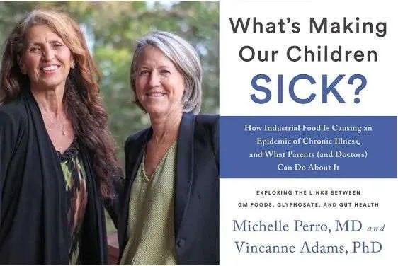 两位女性并肩站立微笑,背景为绿植;右侧是书封文字,主标题《What's Making Our Children Sick?》,副标题概述转基因食品、草甘膦与肠道健康的关联,署名米歇尔·佩罗医学博士与温康妮·亚当斯博士。